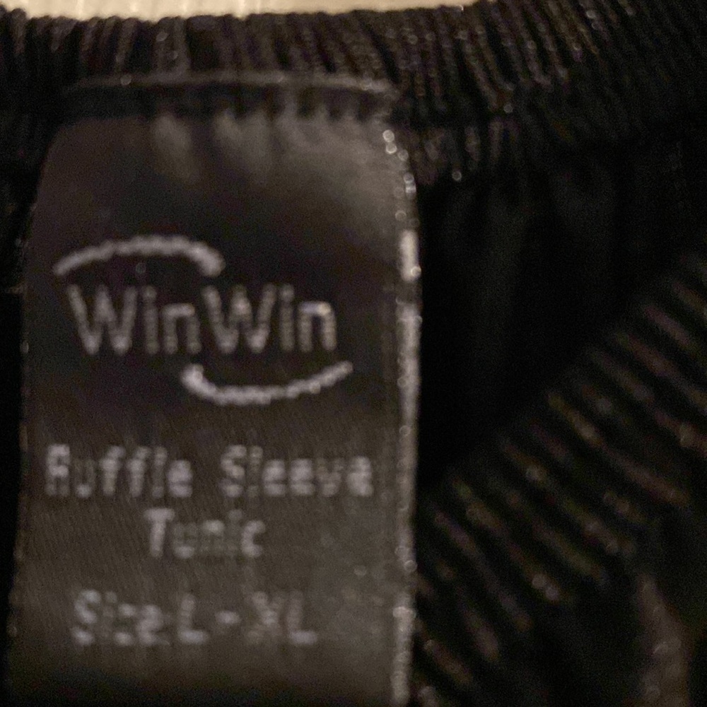 Win Win Ruffle sleeve tunic - Picture 2 of 3